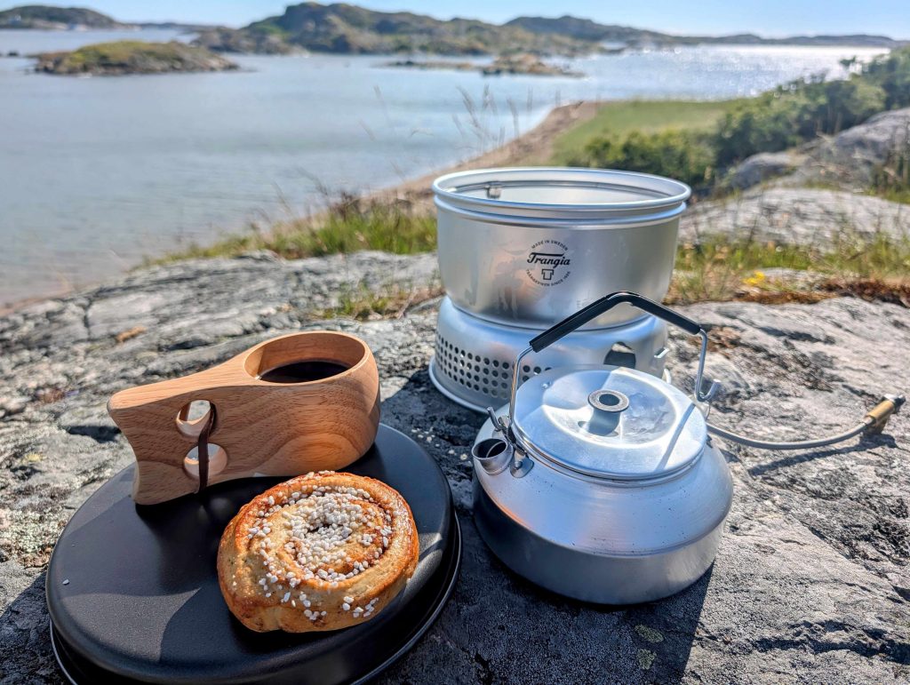 Cooking and swedish fika by the sea